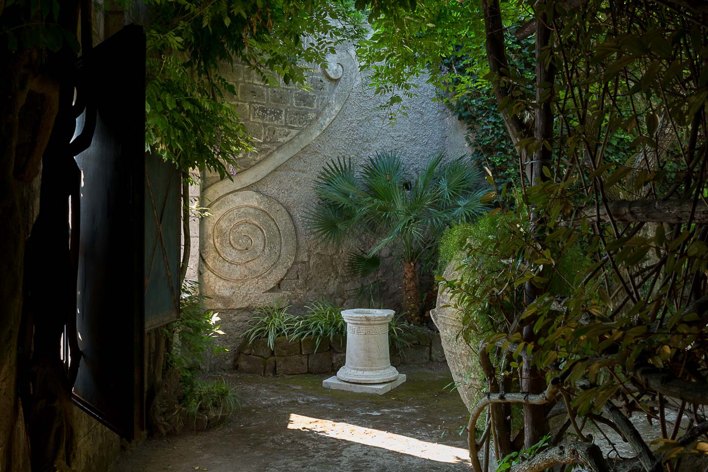 Villa Astor private home rental best italian garden roman greek antiquities collection marble antique urn plants window 21 1
