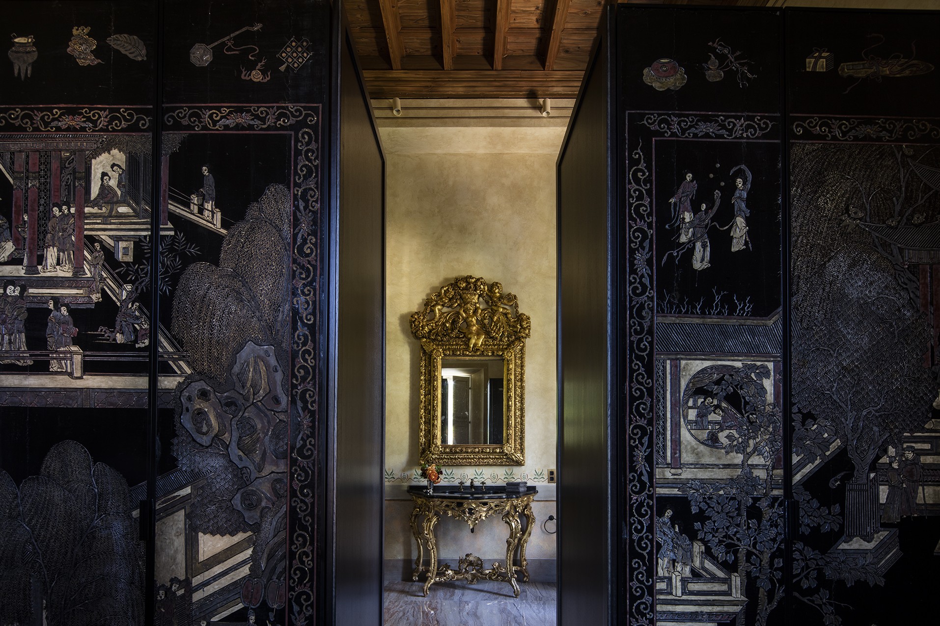Villa Balbiano best luxury property available for rental on lake Como stunning bathroom marble floor antique chinese screens coromandel lacquer 22000VB int