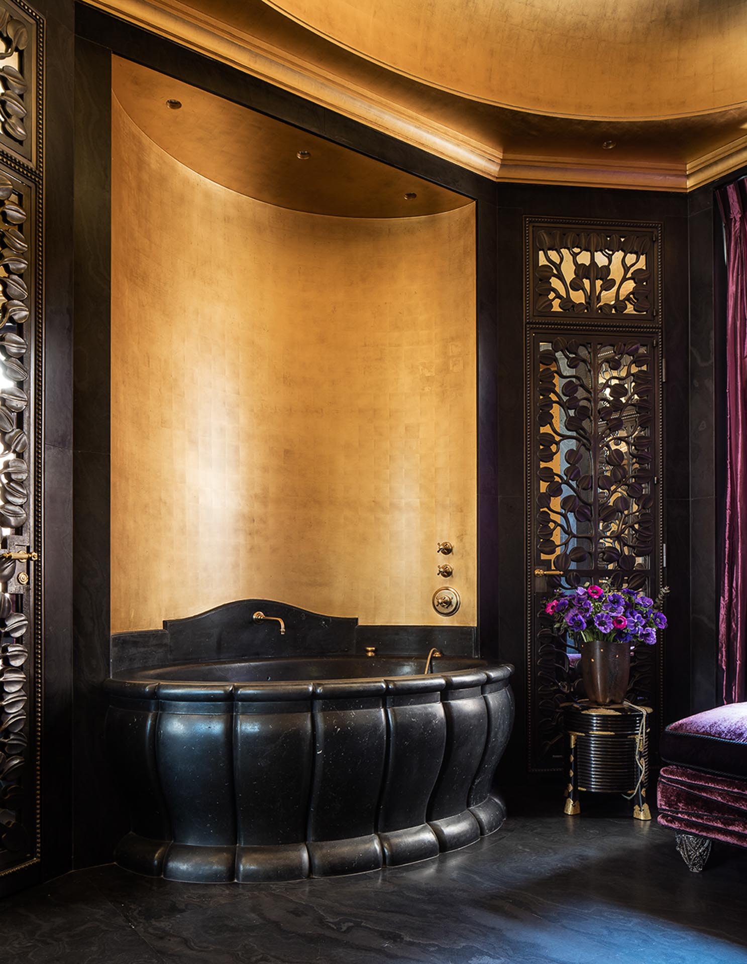 Villa Clara luxury private estate best accommodation available exclusuve rental Rome ensuite bathroom black marble bathtub