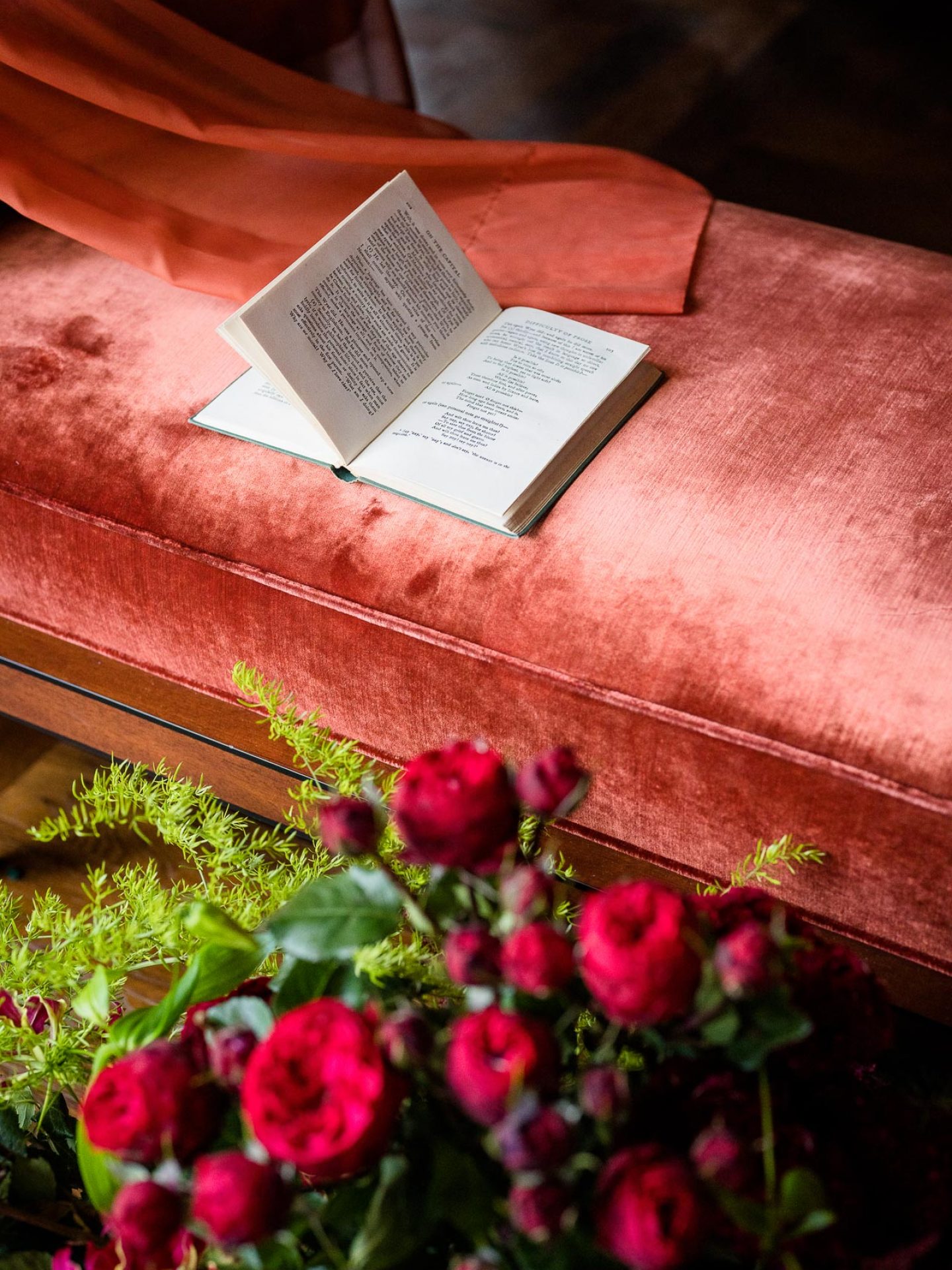 Villa Astor - Book and flowers photography
